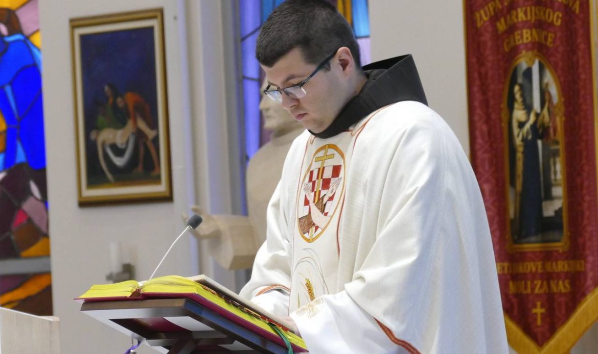 Fra Matej Juričević u župnoj crkvi u Grebnicama drži propovijed.