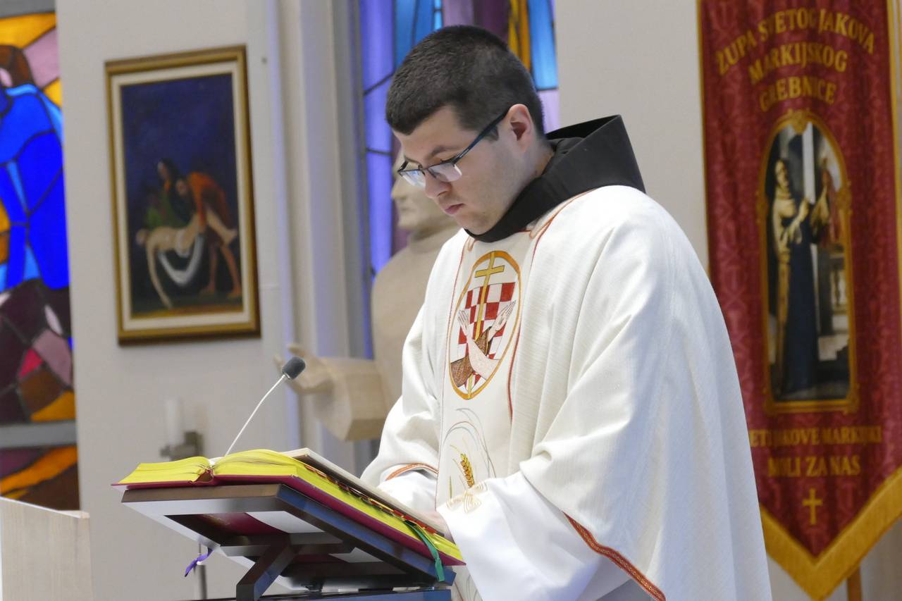 Fra Matej Juričević u župnoj crkvi u Grebnicama drži propovijed.