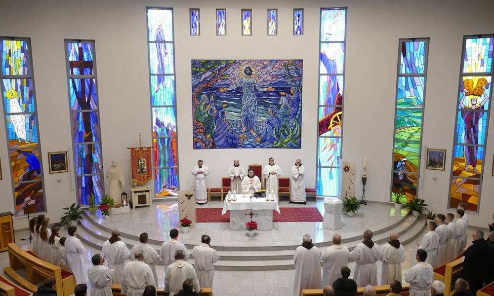 Pogled na oltar župne crkve u Grebnicama. Mnoštvo svećinika, a središnjim dijelom dominira oltarska slika.