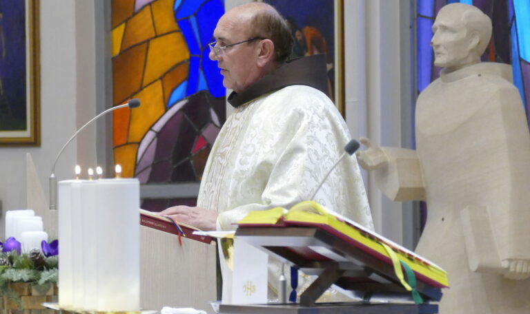 Svećenik u Grebnicama drži propovijed u crkvi.