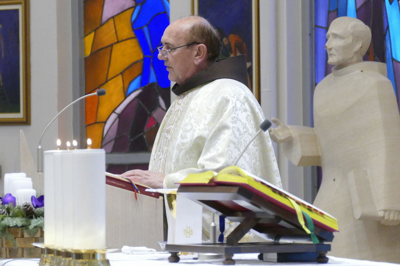 Svećenik u Grebnicama drži propovijed u crkvi.