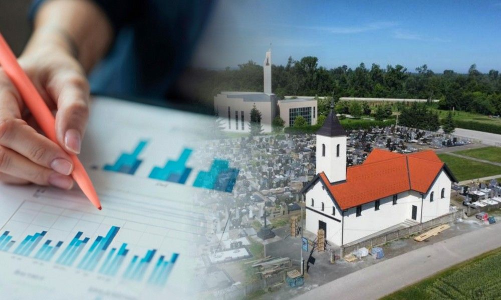 Kapela i crkva u Grebnicama. Na lijevoj strani slike ruka drži olovku i vodi statistiku