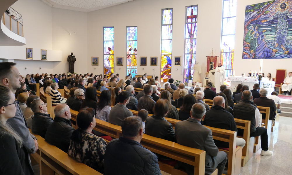 Vjernici župe Grebnice na pučkoj misi u župnoj crkvi na blagdan Uskrsa.