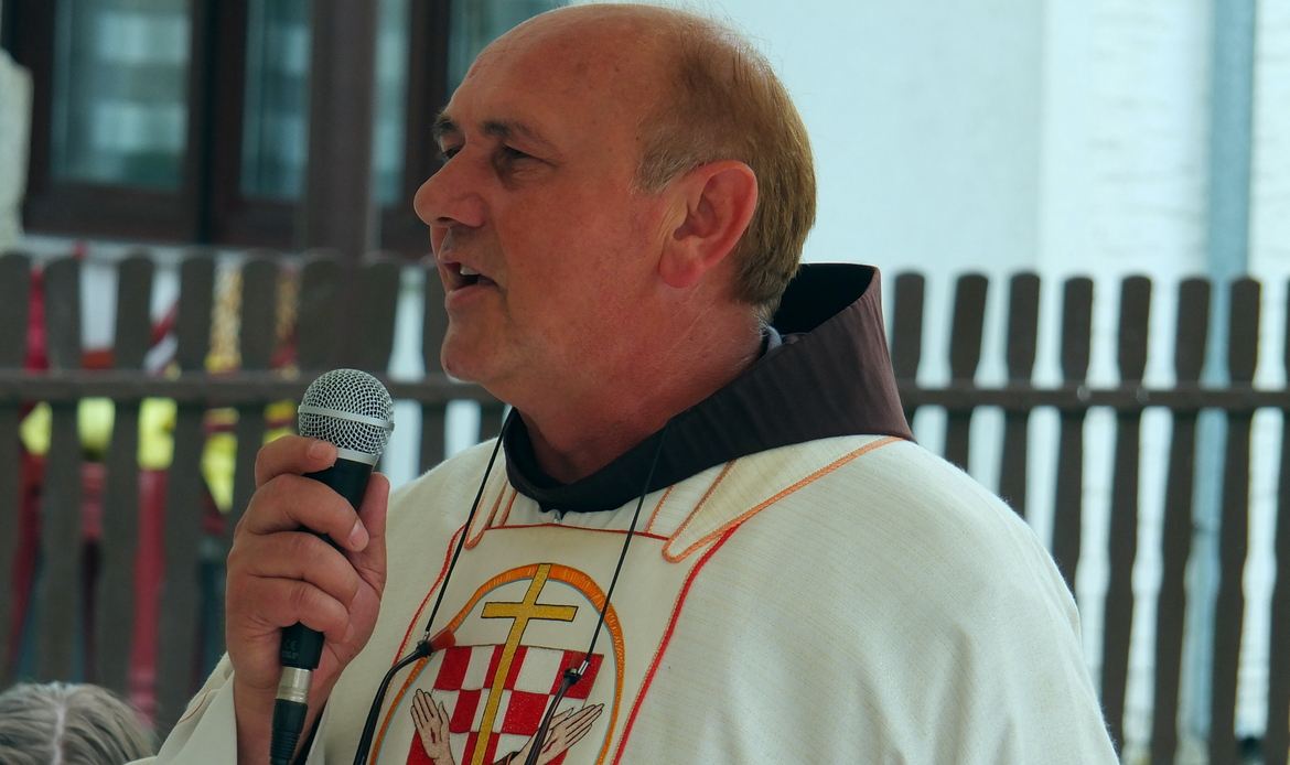 Fra Mićo prilikom blagoslova polja u Baziku.